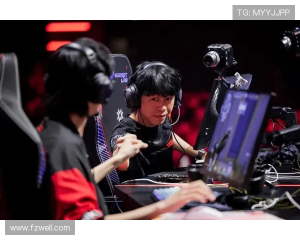 FPX在世界大师赛积分榜中以74分稳居第一名，竞争激烈引人关注